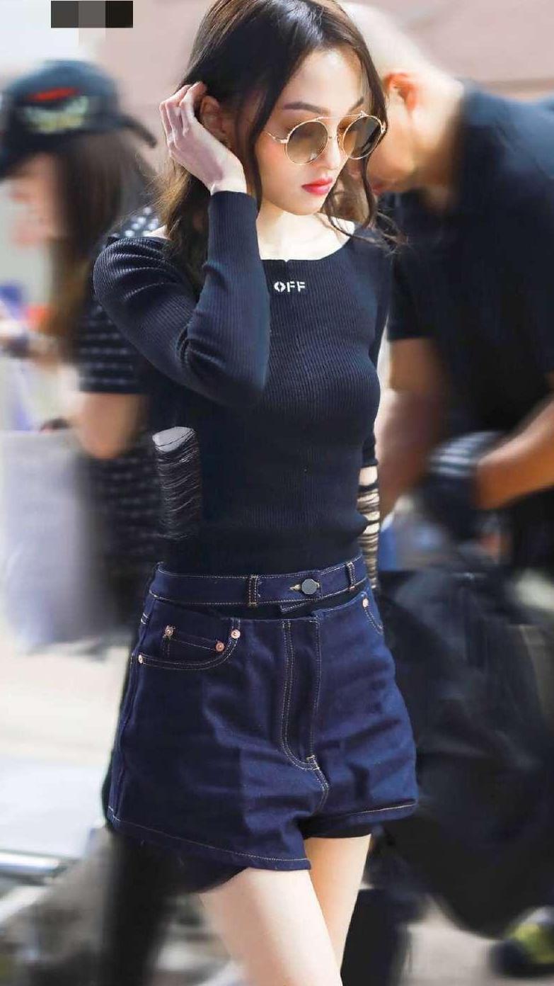 张韶涵真保守! 安全裤居然比短裤长得多, 网友: 还好里面多穿一件