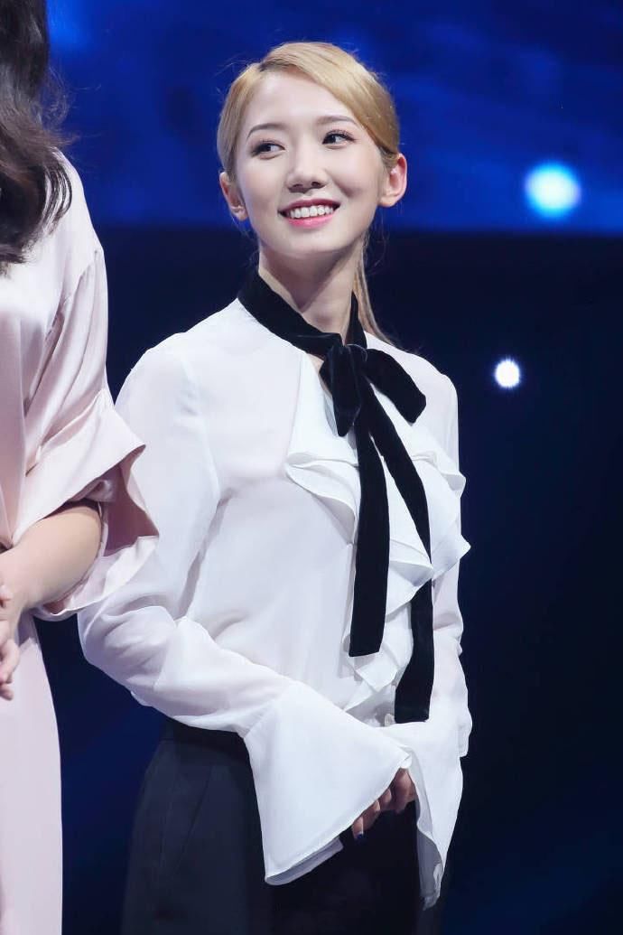 孟美岐性感饭拍写真图片