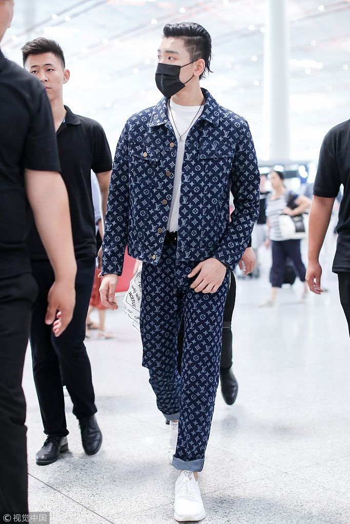 贫穷限制想想！王子异一身大牌“豪”气冲天 口罩遮面帅气撞脸吴