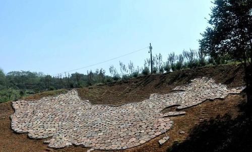 村民收集数百块石磨，拼出巨幅“中国地图，长50米宽30米