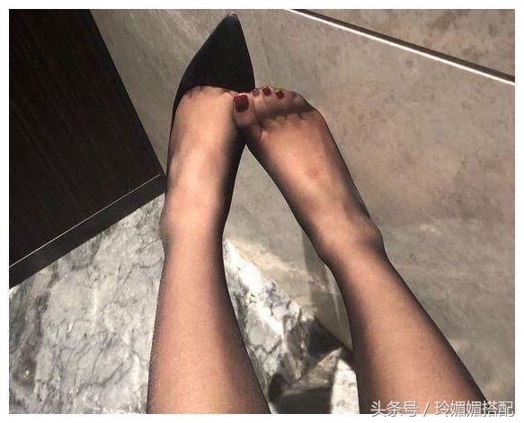 尖头高跟鞋将修长的双脚展现的淋漓尽致