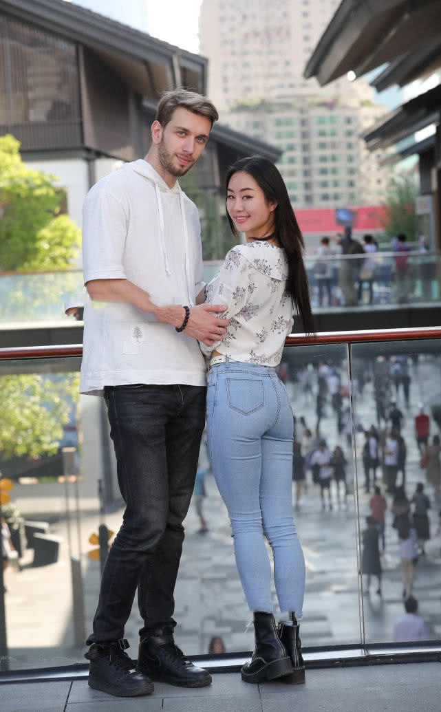 身材火辣小萌妹紧身裤秀出完美曲线身材，和强壮男友当街打情骂俏