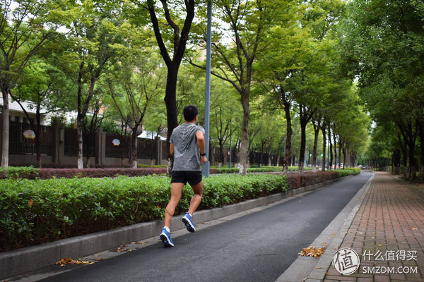 上了时装周，跑鞋也“变潮”-李宁轻云减震跑鞋实测篇