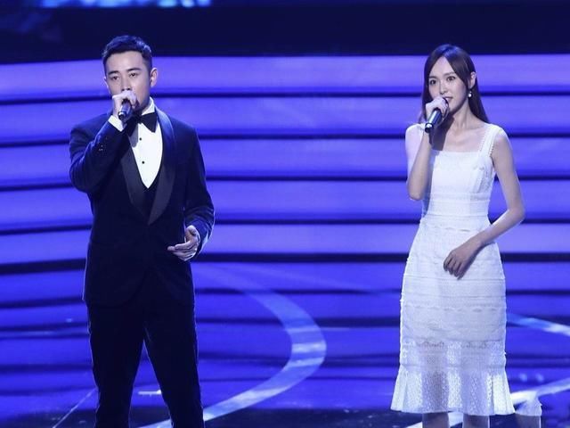 唐嫣比杨幂大三岁，同穿吊带白裙，一个优雅一个却很少女!