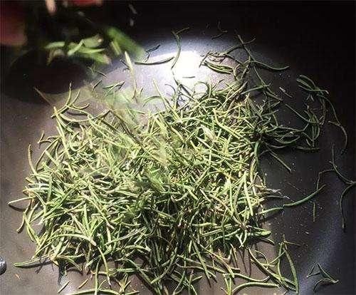 毛孔粗大冒油，还挤出小颗粒，别大意，多半是螨虫死死的堵毛孔里