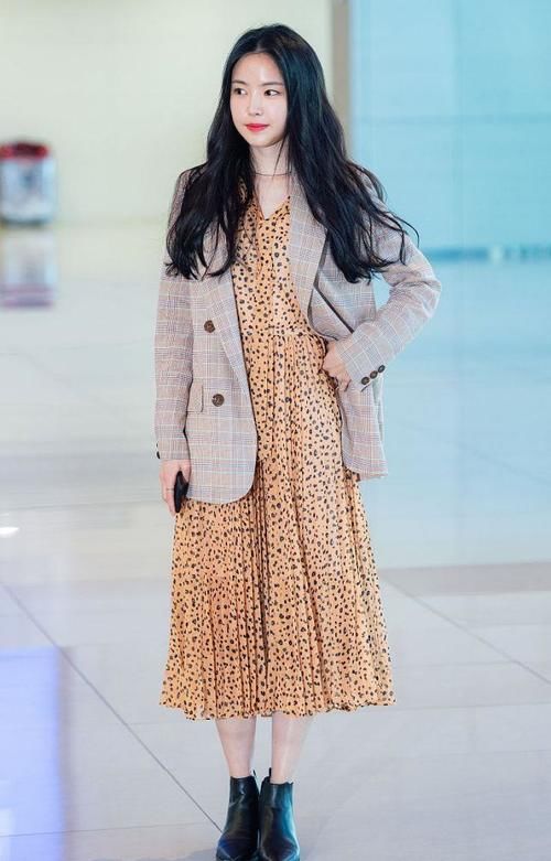  初春■西装+裙子 = 2020年初春最in搭配，洋气减龄又时髦，潮人都爱！