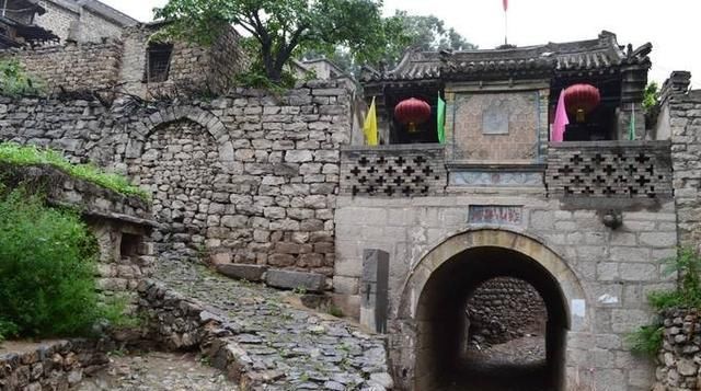  「买房子」十年前，农民赚钱就回村子建房子，现在在城里买房子，农村会消失吗？