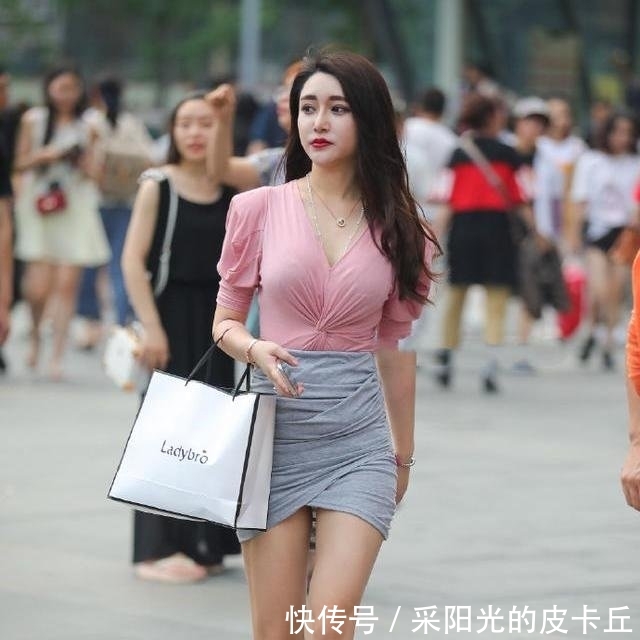 『短裙』轻熟美女穿修身短裙,好身材一展无遗!