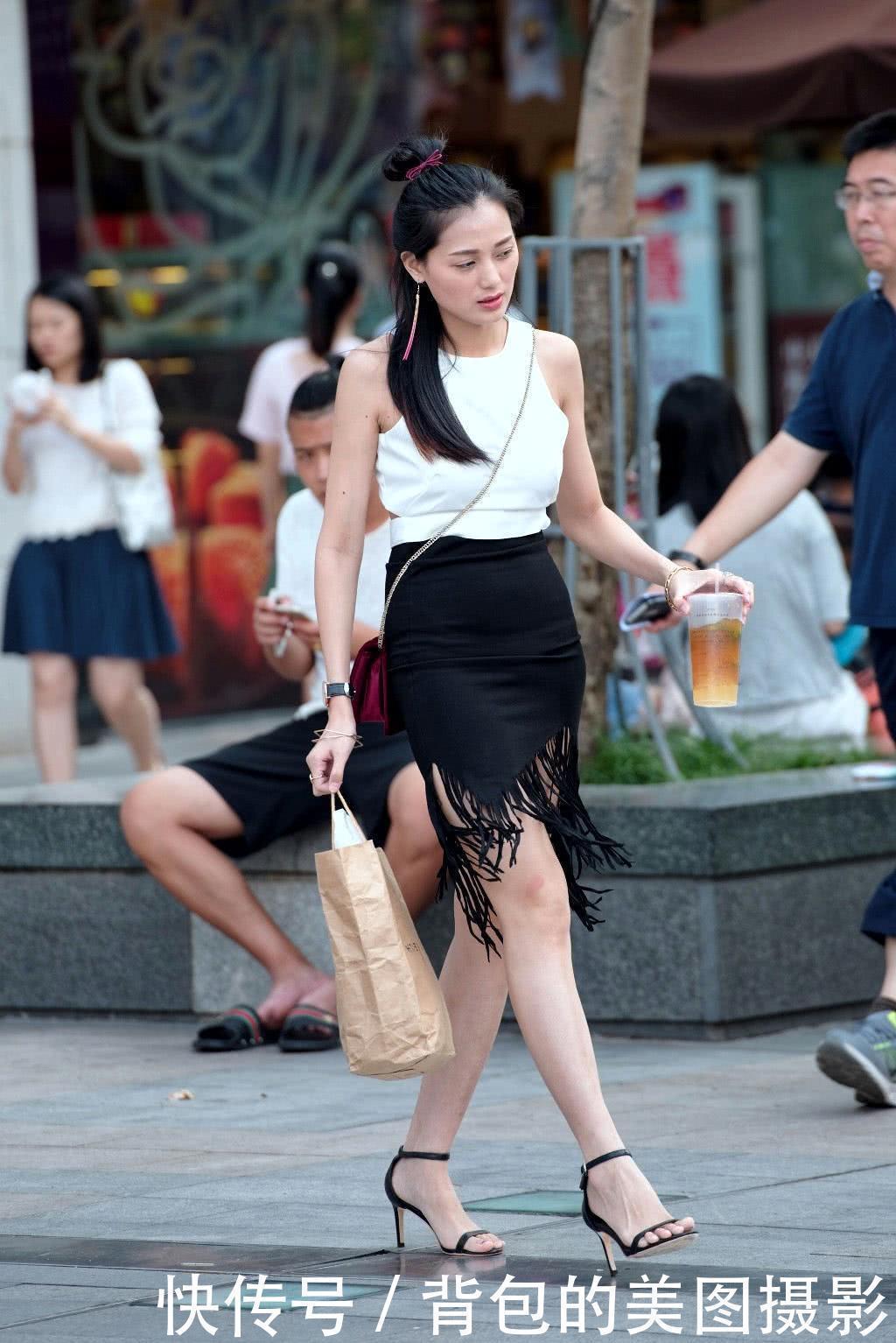 时尚又有弹性的打底裤，让小姐姐更加的高挑动人