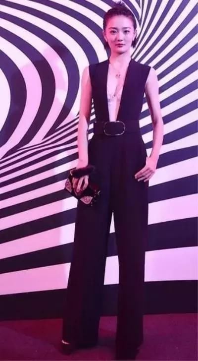 别看徐璐只有23岁，穿衣尺度丝毫不输范冰冰，网友：有料就是自信