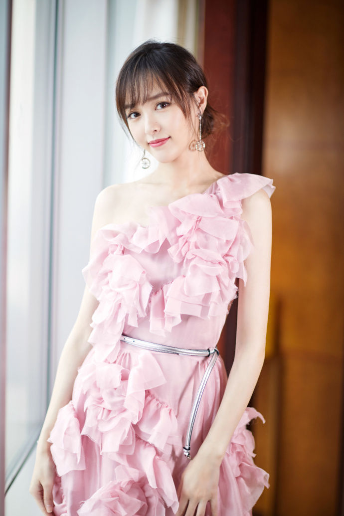 唐嫣出席ELLE时尚盛典，一袭粉色斜肩长礼服温婉迷人