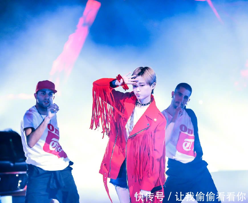 李宇春终于穿裙子了！身穿蛋糕裙高贵优雅，网友：总算有女人味了