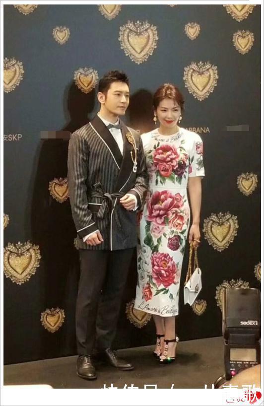 刘涛这身材简直了！如此难驾驭的裙子都能穿的这么美？王珂赚到了