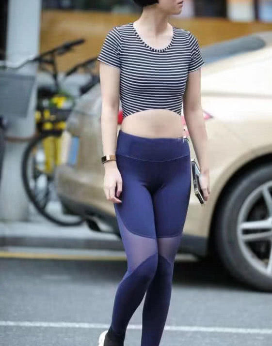 36岁小阿姨紧身衣秀，小蛮腰身材苗条值得一看