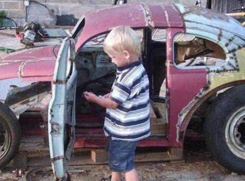 父亲在汽车厂买回一辆旧的甲壳虫车,父亲装修