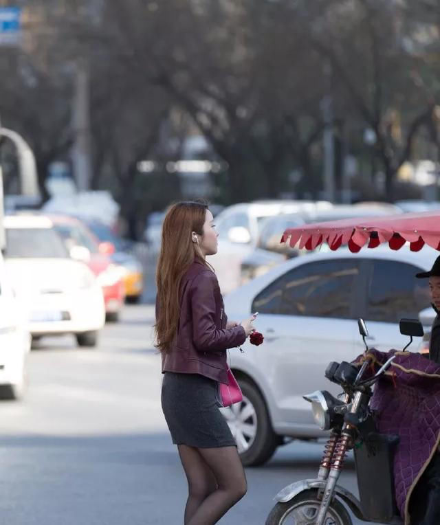  气质|美女白色短裤搭配,高八度凉鞋满屏都是大长腿,你也可以穿的