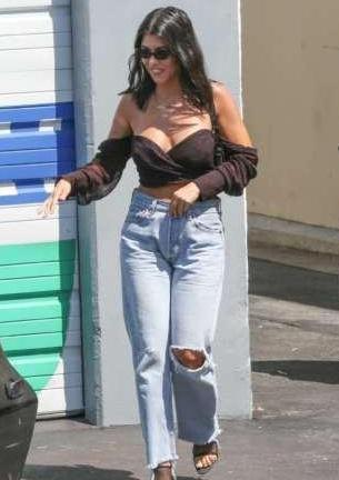 卡戴珊大姐的胯太宽了，只能穿大一号牛仔裤，提着裤腰不敢松手