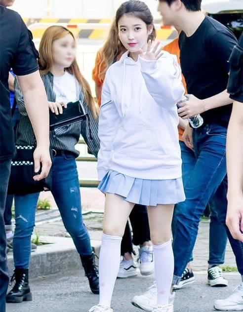  『感觉』教材一样的小个子女生穿衣搭配实例教程，iu每一套全是經典配搭，时尚潮流又显高