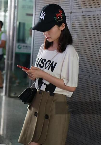 素颜也敢出镜！李沁雀斑黑眼圈暴露无遗，网友：晚上在干啥？