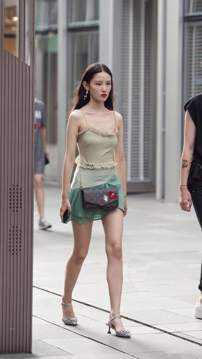 软妹风小女人蕾丝花边镂空衫搭配小热裤，还有一种野性美!