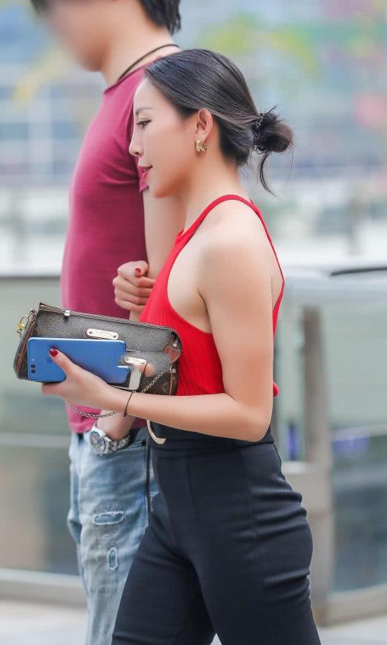 时尚小女人高腰紧身裤尽显逆天大长腿,强壮的男友让她更加自