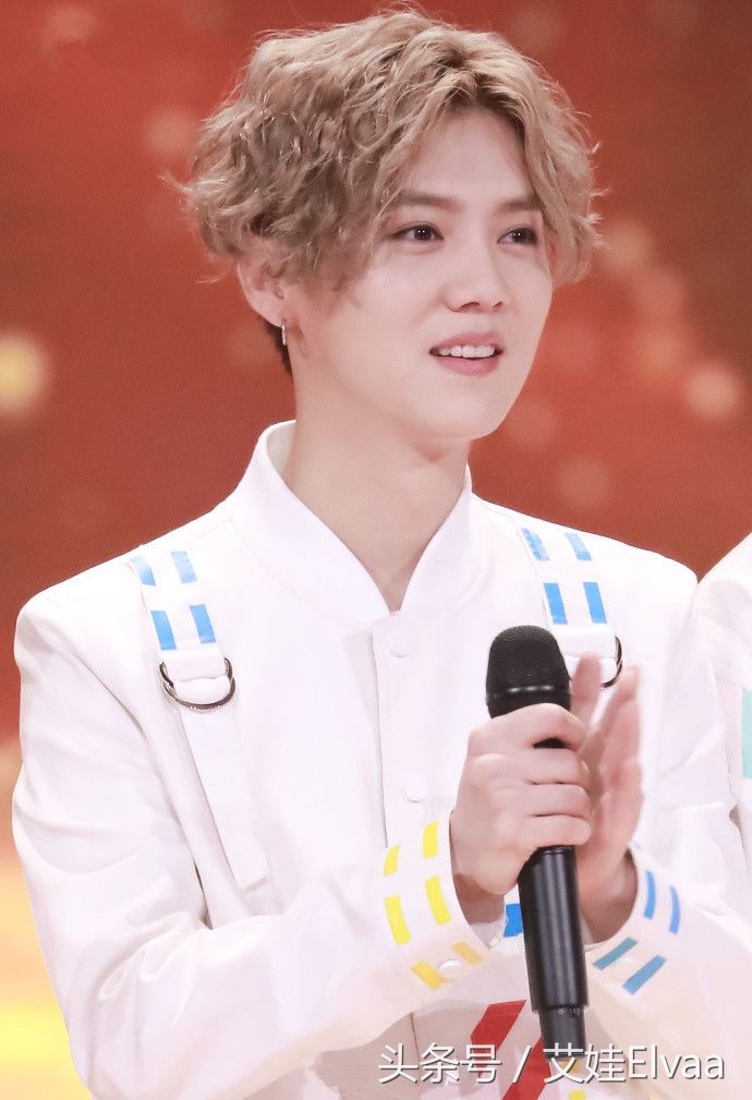 鹿晗，蔡徐坤撞造型，恋爱的鹿晗魅力甜蜜，单身的蔡徐坤性感有型