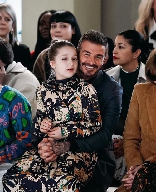 时装周：贝克汉姆携儿女亮相时装周，8岁小七穿印花裙，坐爸腿上成团宠