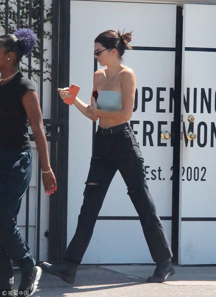 肯达尔詹娜与闺蜜外出扫货仅穿抹胸 香肩和大长腿齐飞惹人注目