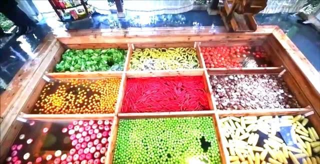 重庆的火锅温泉火了,外国游客看到后:你们这样吃火锅?