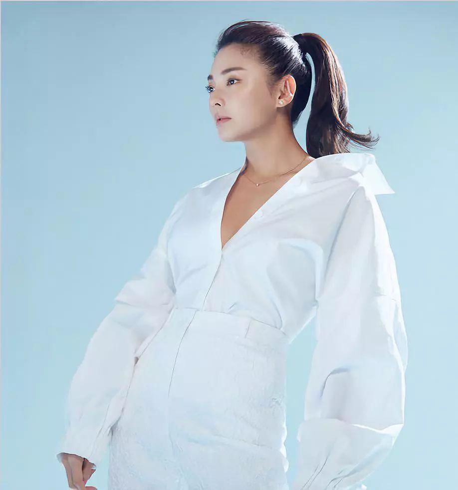 张雨绮你的长裙照吓到我了!前凸后翘撑起好身材，其他人自惭形秽