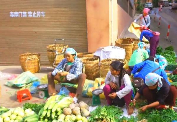 中越边境集市，很多越南人在中国卖菜，你会买吗