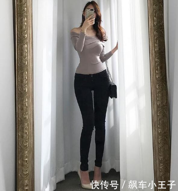 路人街拍：唯美的紧身牛仔裤小姐姐，凸显成熟的魅力！