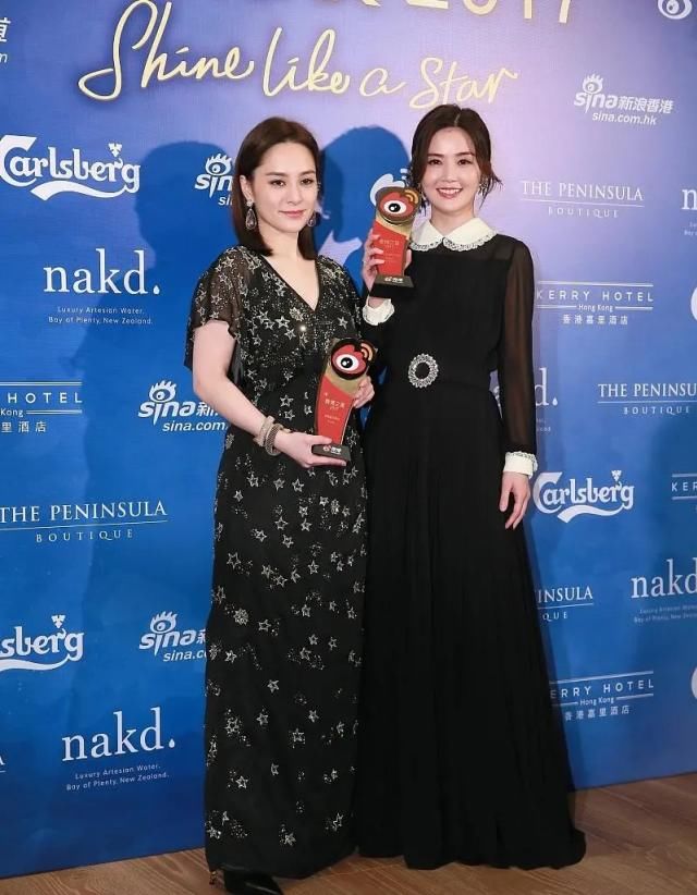  「呈现的更」阿娇终于穿对了，黑色V领连衣裙至少显瘦10斤，终于信是110斤了
