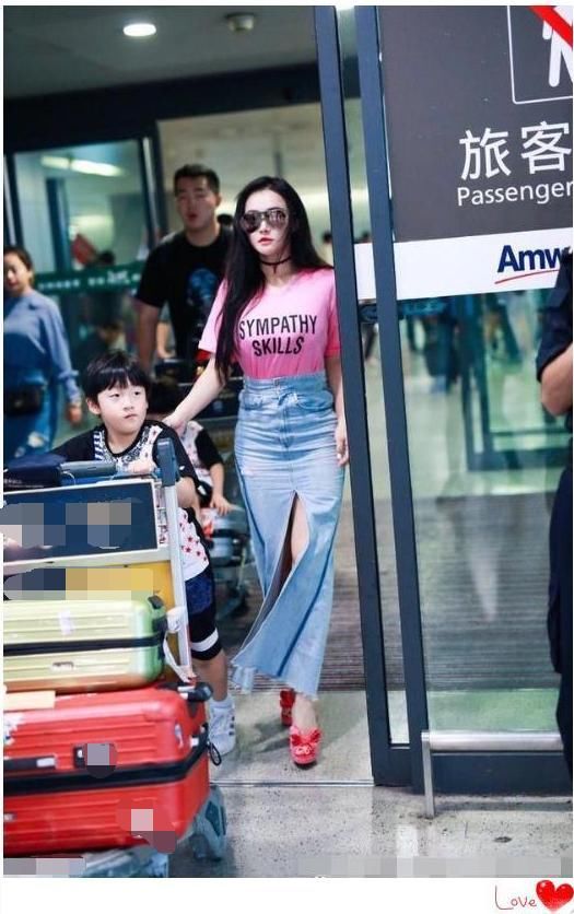 冉莹颖太敢了，包裙划条长缝就穿上身，网友：真怕一不小心撑裂了