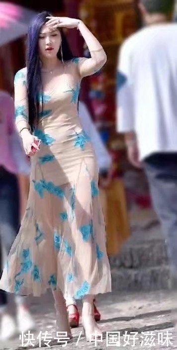 穿连衣裙的小姐姐，人美穿着又有品味，想不吸睛都难