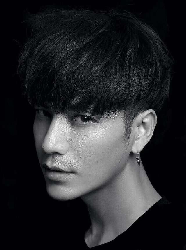 当这些帅气的男明星戴上耳环，会是什么样呢？