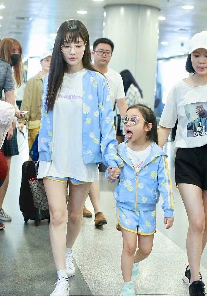 李小璐也不知道打扮一下，穿成这样就出门! 网友:扮的太幼稚了