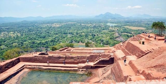 全球最“神奇”的宫殿，位于200米高巨石上，被称世界第八大奇迹