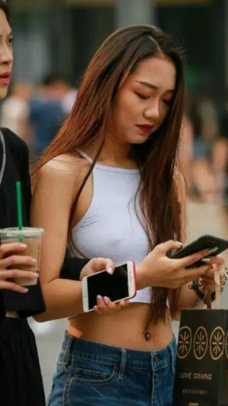 性感街拍丨美女这样的身材和颜值，一定不缺朋友吧!
