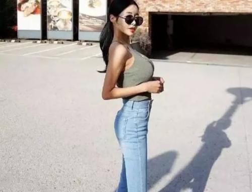  大胆|性感大胆穿搭牛仔裤美女，这样的好身材，果然穿衣很任性！