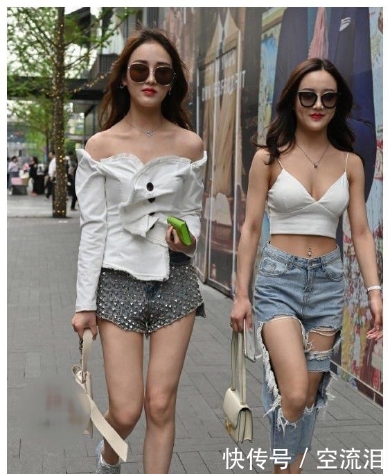 女生:街拍:美丽女生你真行,拥有这样的姿本才敢挑战这套衣服