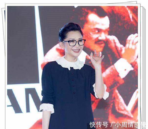 许晴够狠！49岁穿娃娃领裙不输20岁关晓彤，网友年龄只是摆设