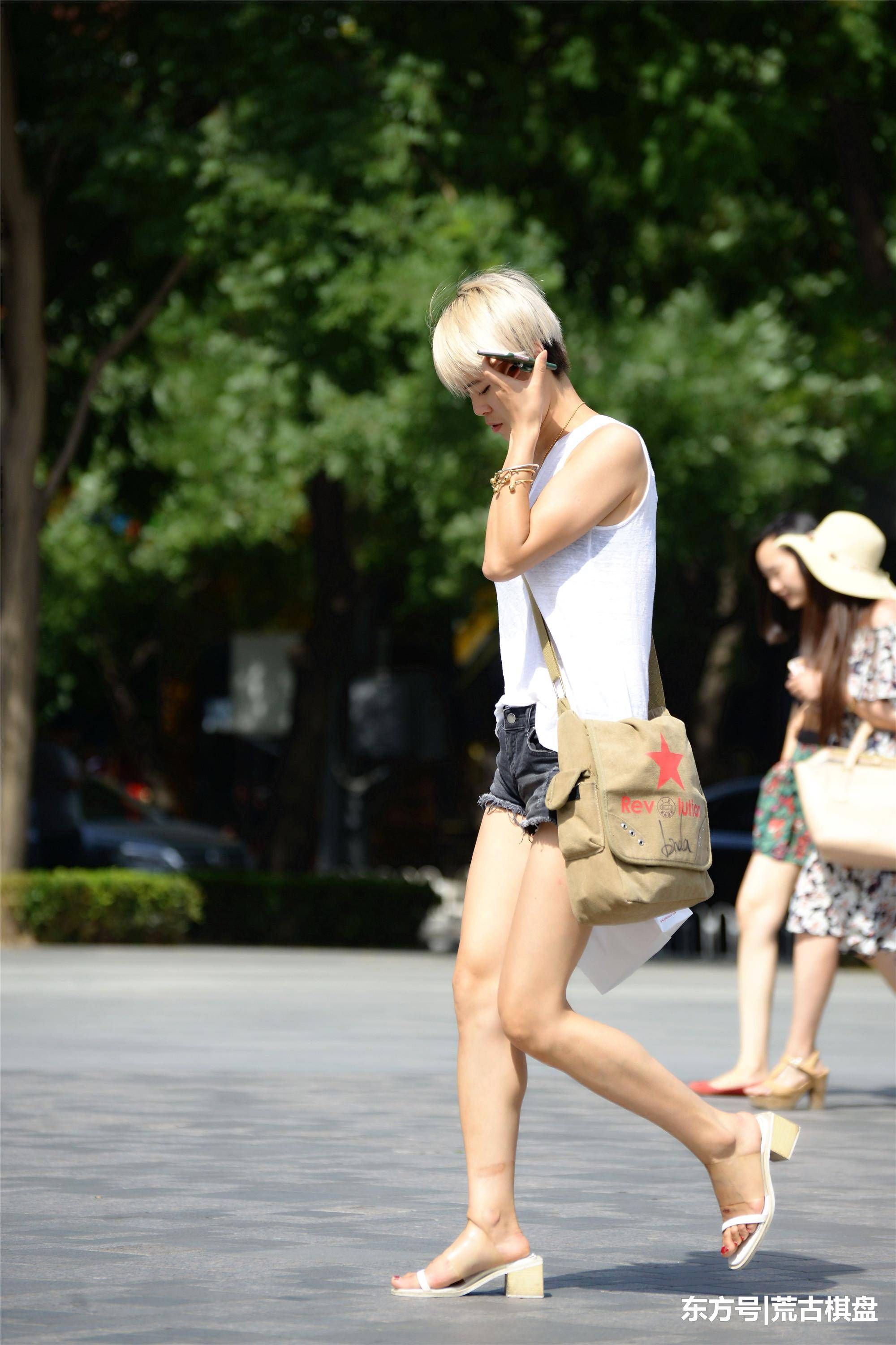 穿着灰色短裤的姑娘在太阳下，有那么一丝骨感的味道