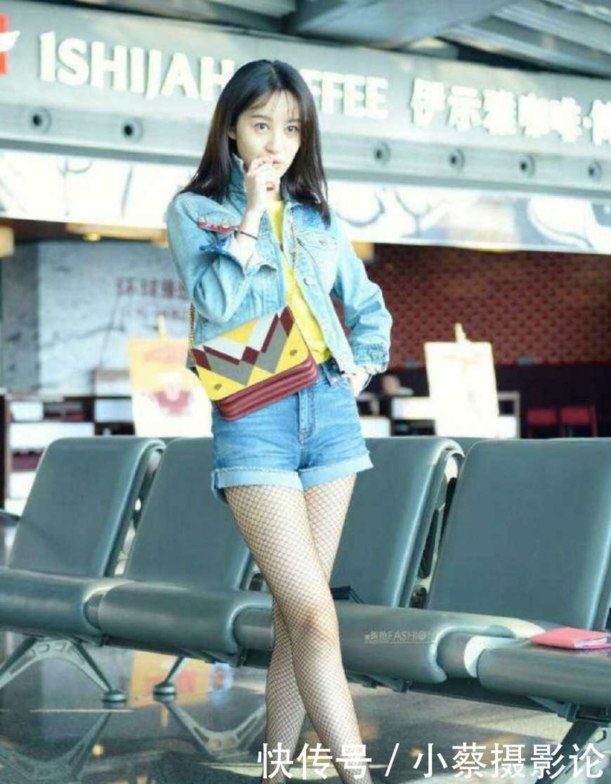 李菲儿穿渔网袜，现身在机场当中，简直是太时尚了