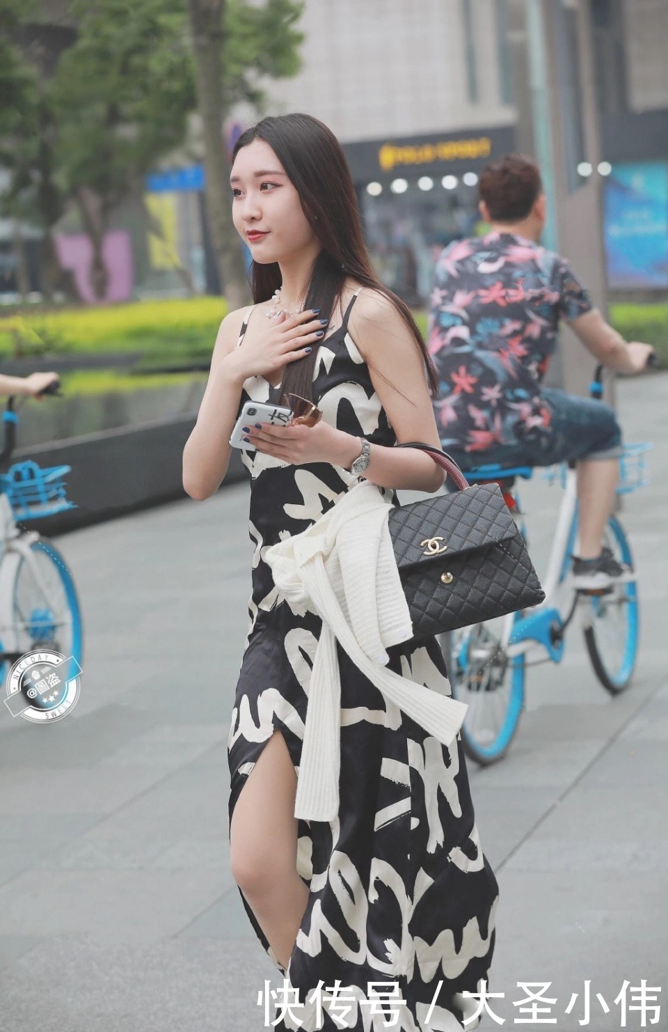 表情|美女街拍:抿嘴的表情为什么这么可爱,眼睛里透着俏皮小机灵的光