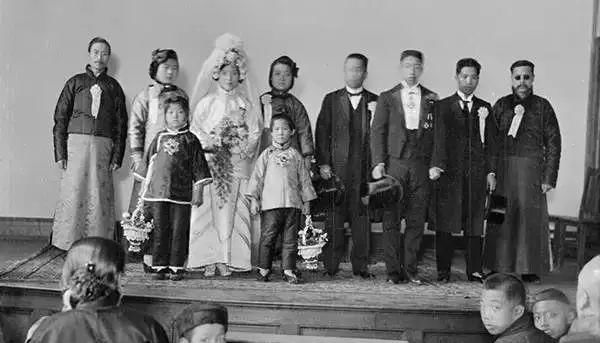 美国人在鞋盒里发现了6000张中国老照片，轰动全世界