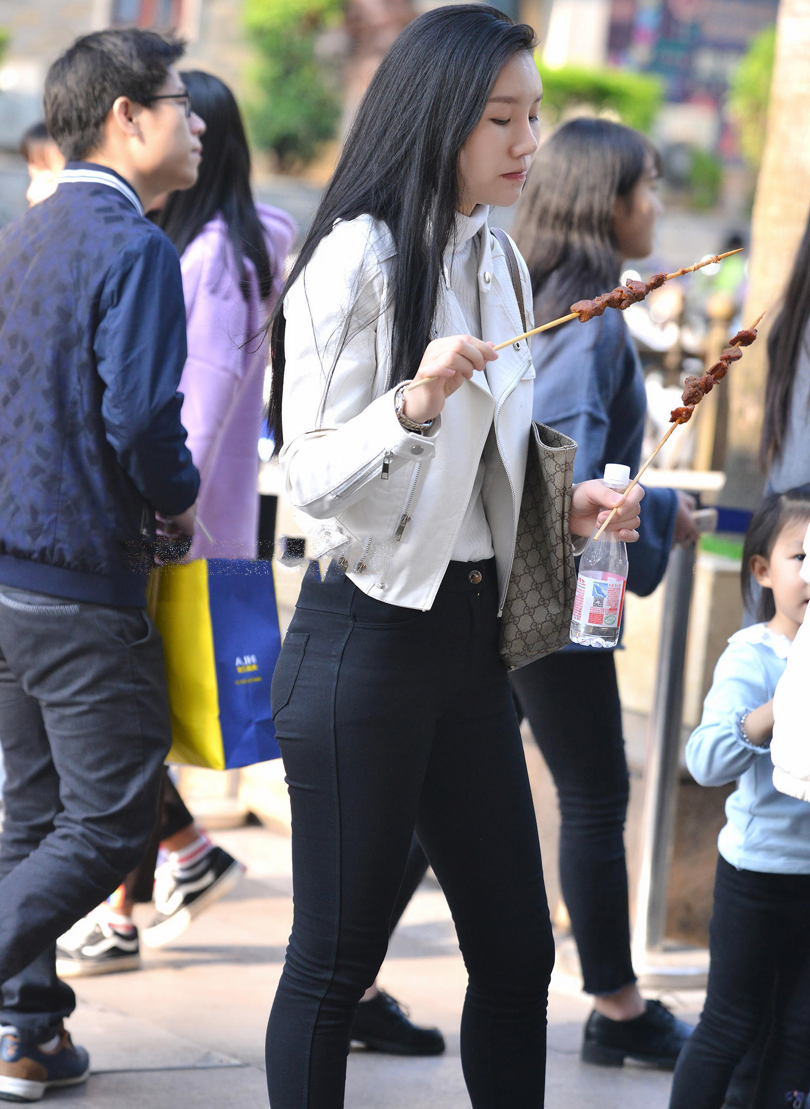 丰满小姐姐紧身裤绷出肥硕臀线，当街撸串馋坏旁边小姑娘