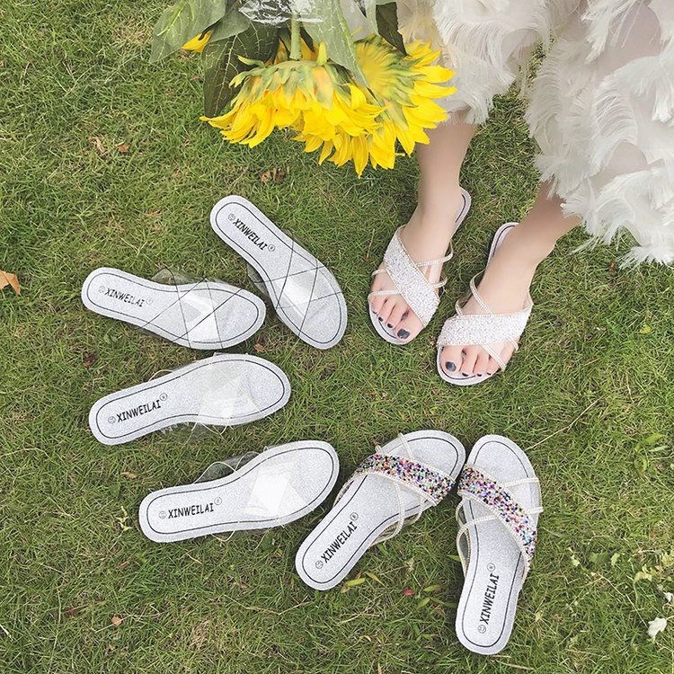 姚晨的“绣花鞋”大火后，更把蒋欣的“穆勒拖鞋”推到时尚尖端