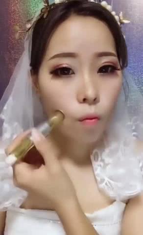 新娘坚持要自己化妆，画完如整容，网友：炸翻天的化妆术！