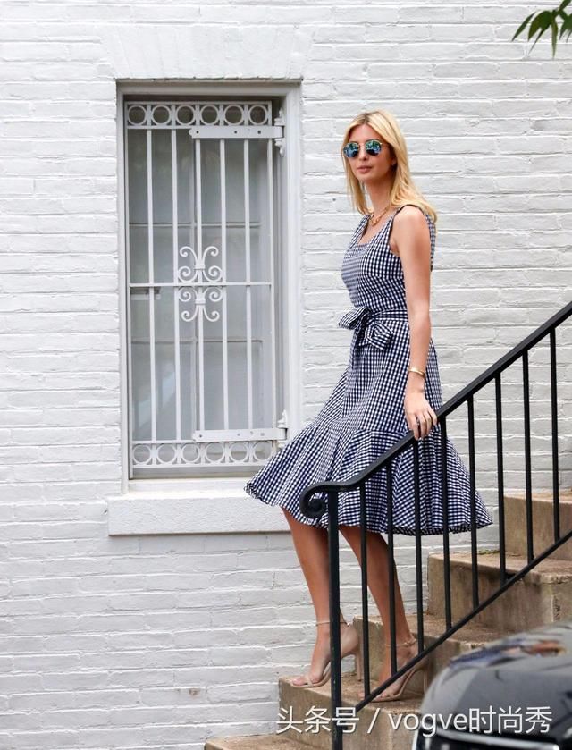 37岁伊万卡好时尚，喜欢穿裙子走楼梯，真看不出她已生过3个娃